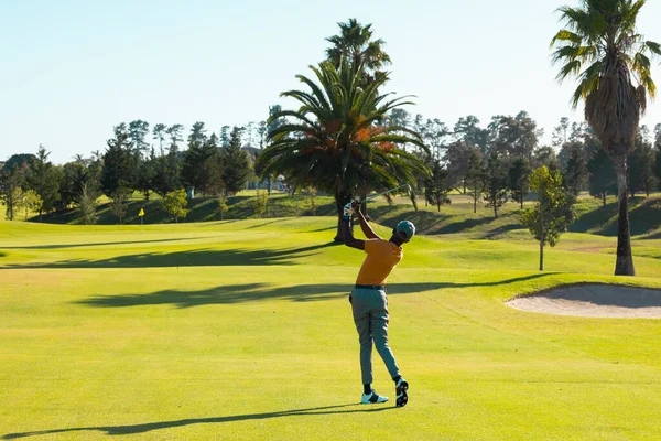 Plná Délka Afroameričan Mladý Muž Hraje Golf Proti Stromům Jasnou — Stock fotografie