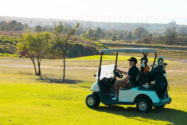 Golf Arabasında Golf Sahasında Açık Gökyüzüne Karşı Süren Çok Irklı — Stok fotoğraf