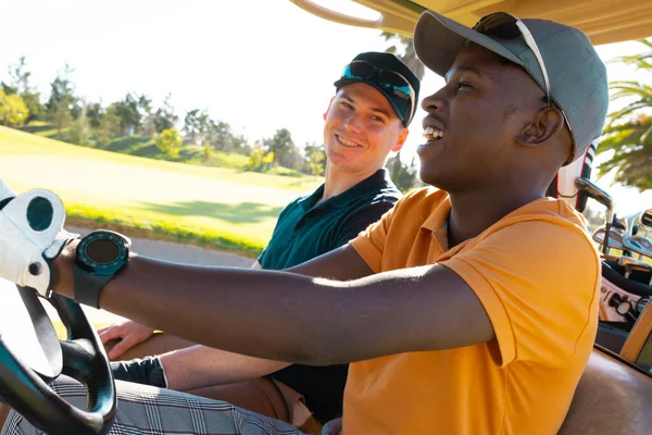 Junge Männer Mit Mützen Und Brille Unterhalten Sich Golfcart Auf — Stockfoto