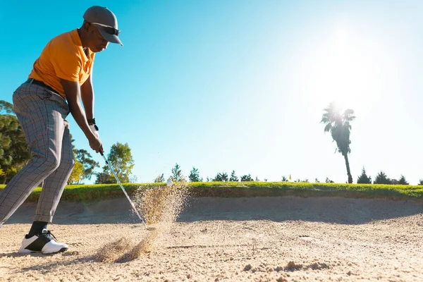 Jovem Afro Americano Bater Com Taco Golfe Areia Contra Céu — Fotografia de Stock