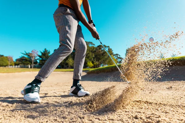Niedrige Sektion Eines Afrikanisch Amerikanischen Mannes Der Golfball Mit Schläger — Stockfoto