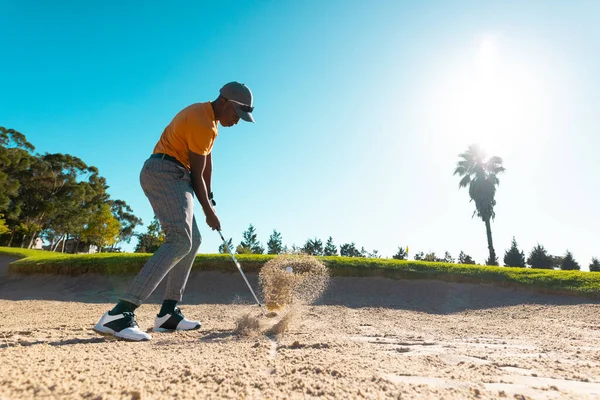 Oldalnézetben Afro Amerikai Fiatalember Üti Golfütő Homok Ellen Tiszta Természetesen — Stock Fotó