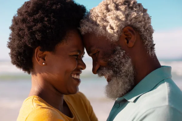 Close Casal Romântico Afro Americano Com Cara Cara Olhando Para — Fotografia de Stock