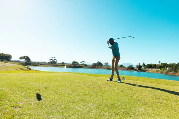 Joven Afroamericano Tomando Tiro Golf Con Palo Campo Golf Contra —  Fotos de Stock