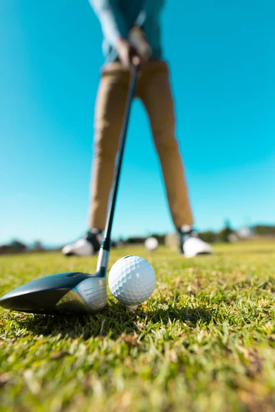 Sección Baja Hombre Afroamericano Apuntando Pelota Golf Con Palo Contra —  Fotos de Stock