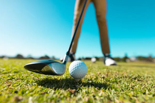 Sección Baja Hombre Afroamericano Apuntando Pelota Con Palo Campo Golf —  Fotos de Stock