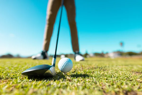 Sección Baja Hombre Afroamericano Apuntando Pelota Con Palo Campo Golf —  Fotos de Stock