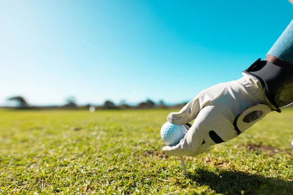 Kesztyűt Viselő Afro Amerikai Férfi Levágott Keze Ahogy Golflabdát Tesz — Stock Fotó