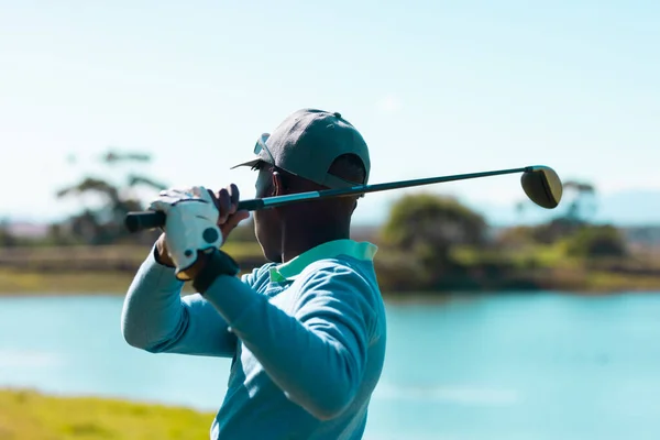 Вид Сбоку Африканского Американского Юношу Играющего Гольф Клюшкой Против Озера — стоковое фото