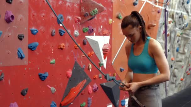 Rock Climber Adjusting Her Rope High Quality Format — Stock Video