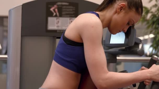 Wanita Menggunakan Mesin Pemberat Gym Dalam Format Kualitas Tinggi — Stok Video