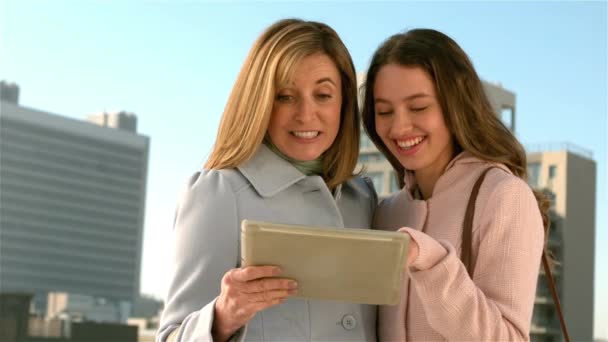 Mutter Und Tochter Bedienen Ihr Tablet Zeitlupe — Stockvideo