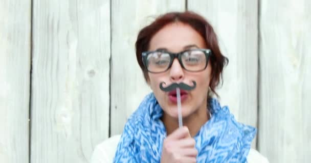 Sorrindo Hipster Mulher Com Bigode Fundo Madeira — Vídeo de Stock