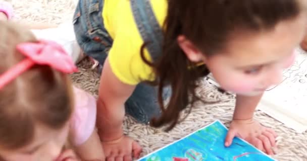 Copiii Desenează Podea Împreună Format Înaltă Calitate — Videoclip de stoc