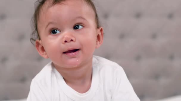 Bayi Dalam Pakaian Putih Merangkak Tempat Tidur — Stok Video