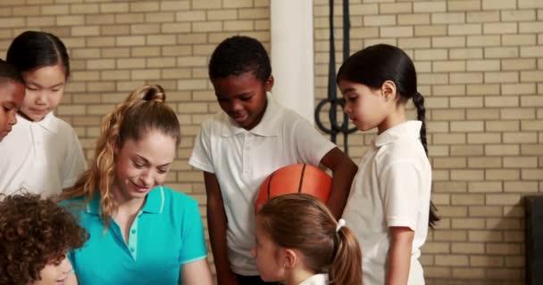 Alunos Professor Durante Aula Esportes Escola Primária — Vídeo de Stock