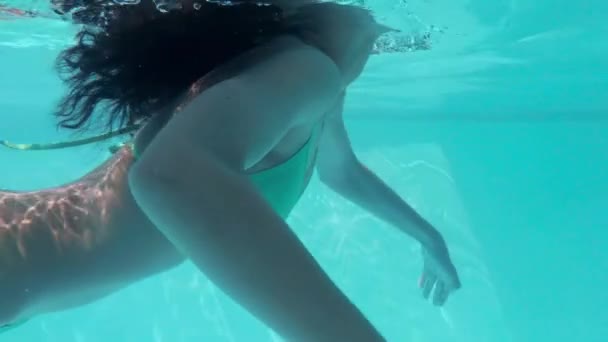 Vista Submarina Hermosa Mujer Nadando Sus Vacaciones — Vídeo de stock