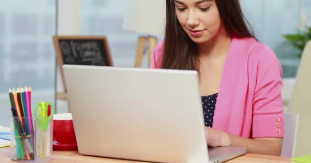 Casual Zakenvrouw Werken Bij Haar Bureau Hoge Kwaliteit Formaat — Stockvideo