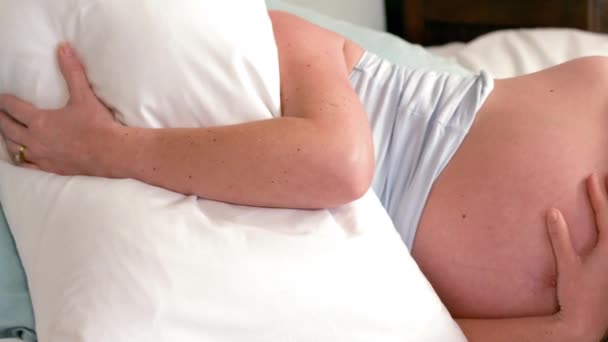 Schwangere Liegt Auf Bett Und Deckt Ihr Gesicht Mit Kissen — Stockvideo