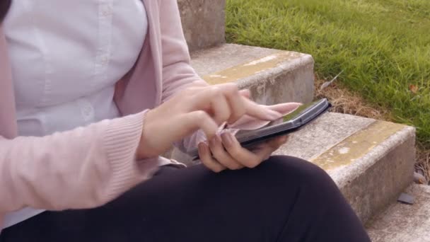 Азиатская Деловая Женщина Использует Свой Телефон Снаружи Формате Высокого Качества — стоковое видео