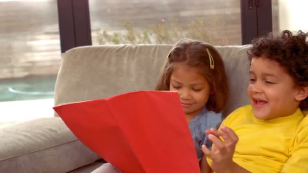 Bambini Ispanici Che Leggono Insieme Libro Casa — Video Stock