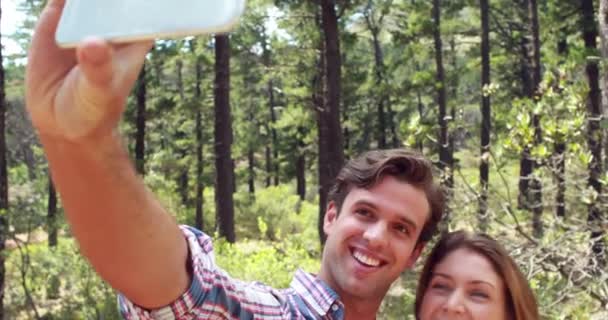 Usmívající Pár Výlet Ohledem Selfie Přírodě — Stock video