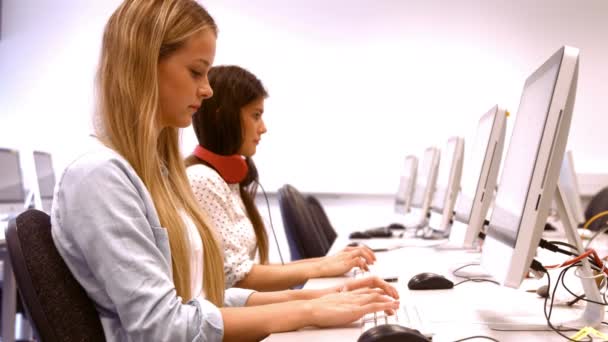 Dois Estudantes Trabalhar Num Computador Laboratório Informática — Vídeo de Stock