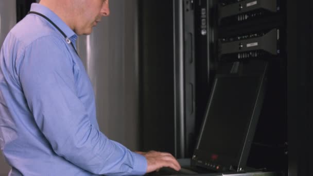 Technician Using Laptop Analyse Server High Quality Format — Stock Video