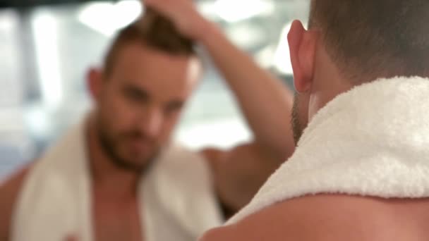 Schöner Ernster Mann Stylt Seine Haare Badezimmer — Stockvideo