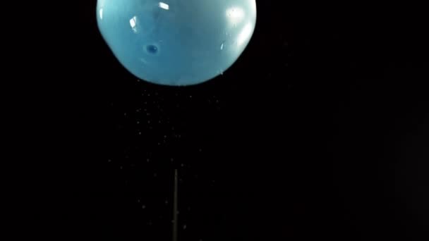 Ballon Van Het Water Vallen Een Zwarte Achtergrond Slow Motion — Stockvideo
