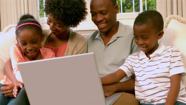 Família Feliz Usando Laptop Sofá Câmera Lenta — Vídeo de Stock