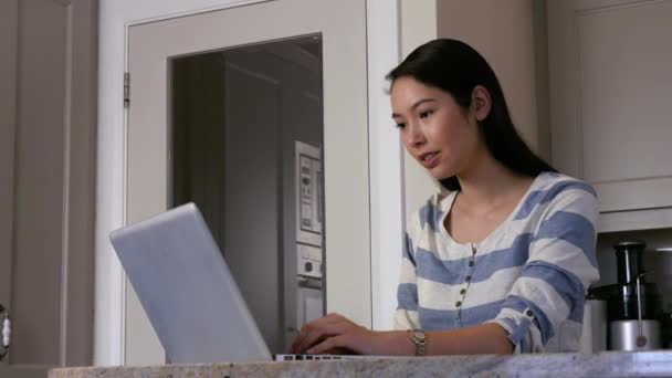 Wanita Asia Menggunakan Laptopnya Dapur — Stok Video
