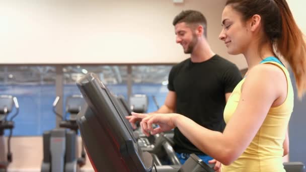 夫妇在健身房超高清格式中使用跑步机 — 图库视频影像
