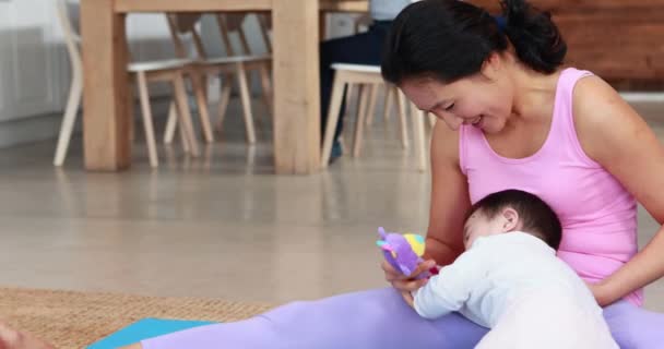 Mère Bébé Faisant Yoga Format Haute Qualité — Video