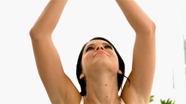 Vrouw Die Thuis Yoga Doet — Stockvideo