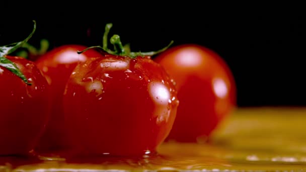 Νερό Πιτσίλισμα Στο Ντομάτες Αργή Κίνηση — Αρχείο Βίντεο