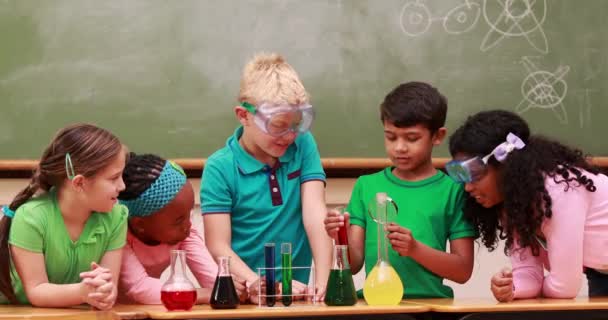 Schüler Beim Naturkundeunterricht Klassenzimmer Der Grundschule — Stockvideo