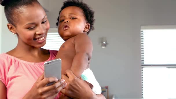 Szczęśliwą Matką Telefonu Podnoszenia Jej Dziecko Domu — Wideo stockowe