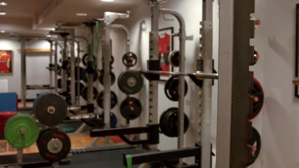 Δωμάτιο Βάρη Στο Γυμναστήριο Υψηλής Ποιότητας Φορμά — Αρχείο Βίντεο