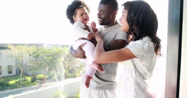 Família Bonito Pela Janela Casa Formato Alta Qualidade — Vídeo de Stock