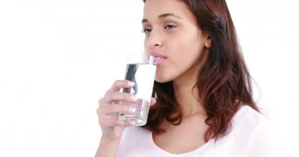 Agorgeous Γυναίκα Πίνοντας Ένα Ποτήρι Νερό Πολεμήστε Λευκό Φόντο — Αρχείο Βίντεο