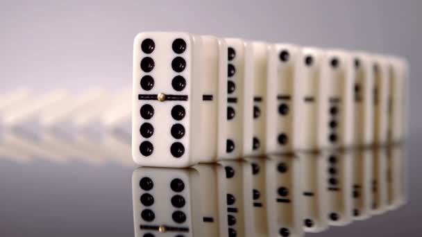 Domino Duwen Anderen Dominostenen Neer Tegen Witte Achtergrond — Stockvideo