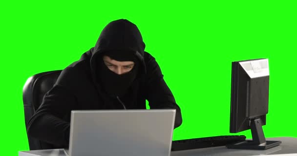 Počítačový Hacker Používající Počítače Zelené Obrazovce — Stock video