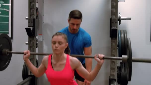 Trainer Spotten Vrouw Tillen Gewicht Ultra Formaat — Stockvideo