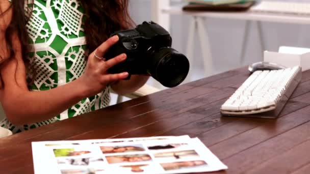 Šťastný Fotograf Sedí Svého Stolu Drží Fotoaparát Zpomaleném Filmu — Stock video