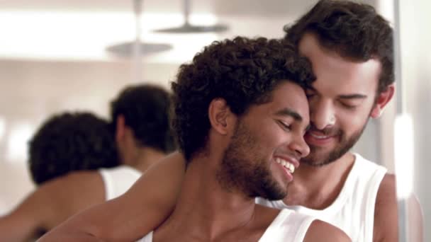 Sourire Homosexuel Couple Posant Ensemble Dans Maison — Video