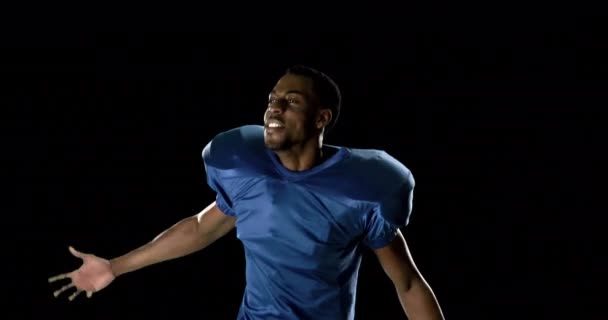American Football Spieler Auf Schwarzem Hintergrund — Stockvideo