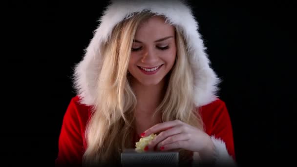 Siyah Arka Plan Karşı Bir Hediye Açılış Noel Baba Kostümü — Stok video
