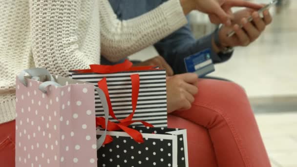 Pár Smartphone Hitelkártya Megbeszélése Shopping Mall — Stock videók
