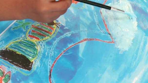 Маленька Дитина Малює Пензлем Повільному Русі — стокове відео